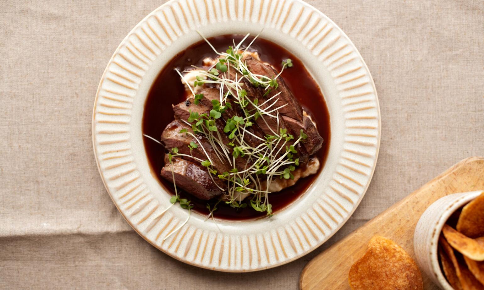 venison cooked in sauce with bread