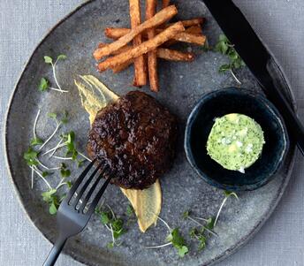 steak haché with matchstick fries cooked