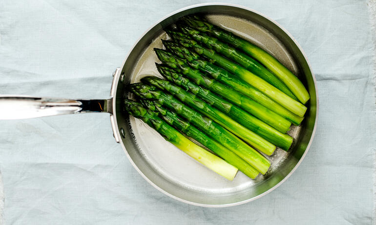 asparagus in pan