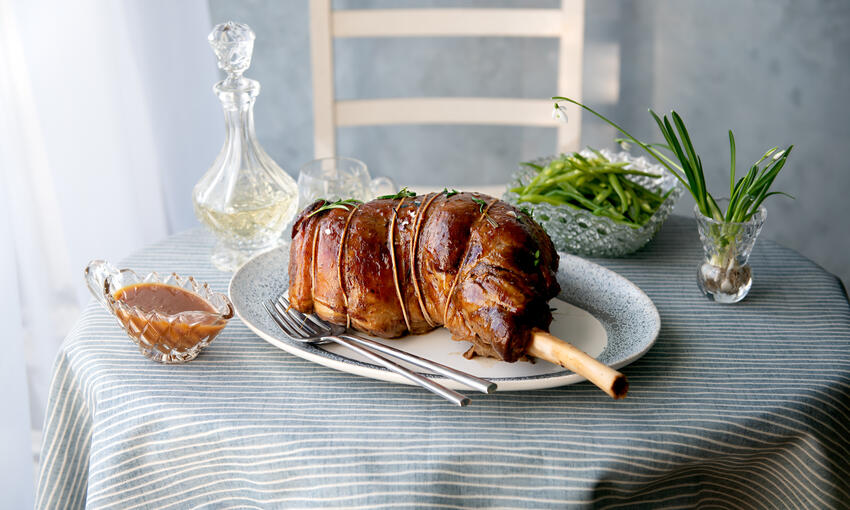 leg of lamb cooked with bordelaise sauce 