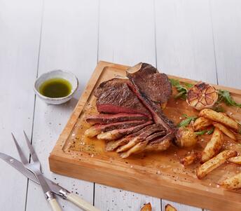 t bone steak with bearnaise sauce 